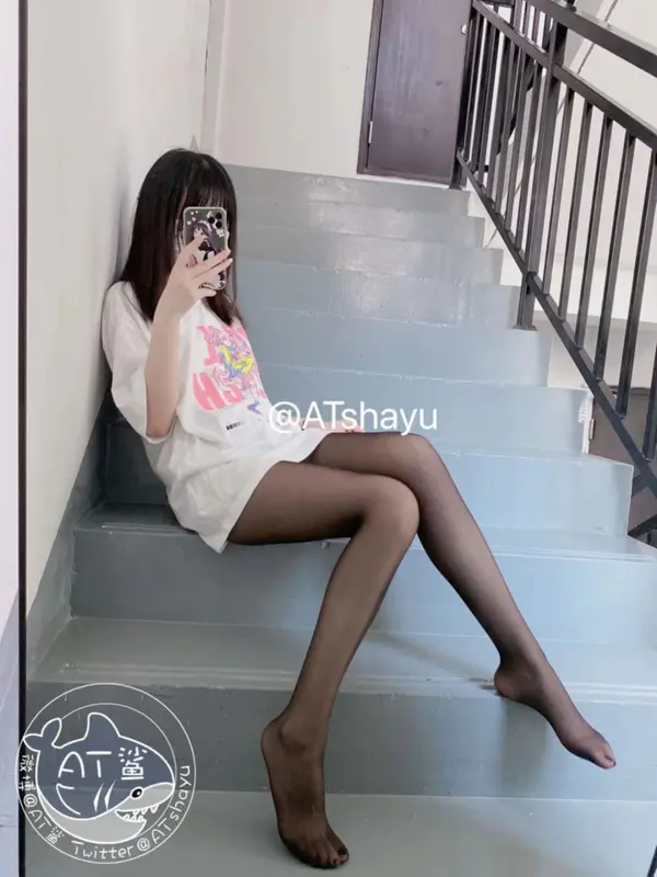 AT鲨 NO.037 楼道里的黑丝 – 002.webp